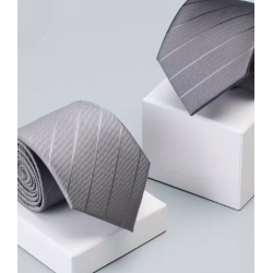 Corbata ratlles diagonals o corbata llisa , gris o plata