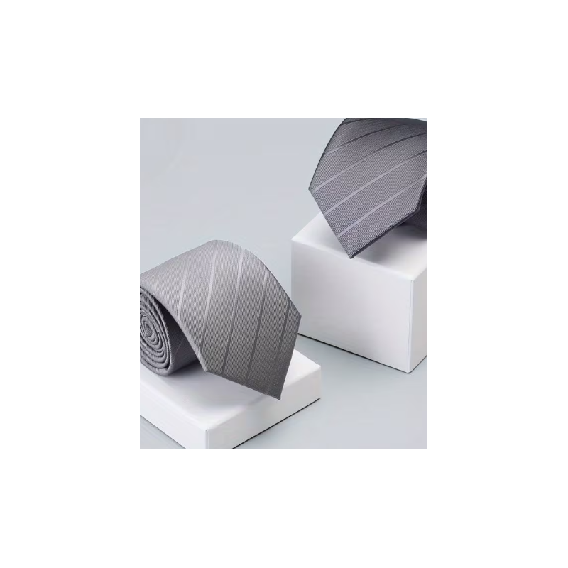 Corbata ratlles diagonals o corbata llisa , gris o plata