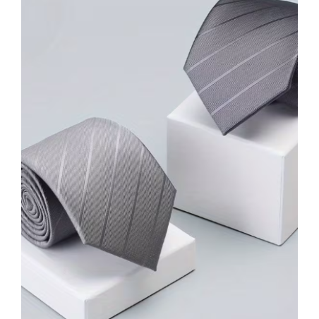 Corbata ratlles diagonals o corbata llisa , gris o plata