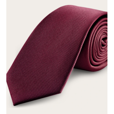 Corbata microdibuix o llisa granat o vermella.