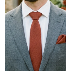 Corbata microdibuix o llisa granat o vermella.